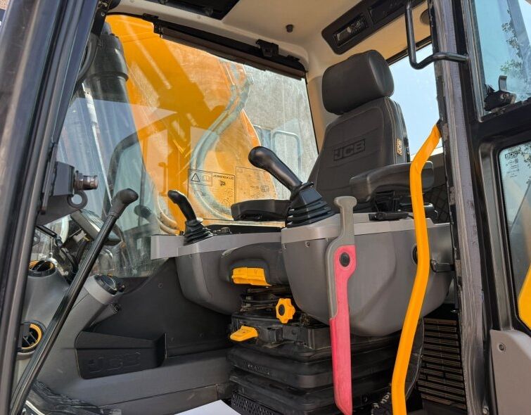 JCB 210 XLC **EPIROC HAMMER**